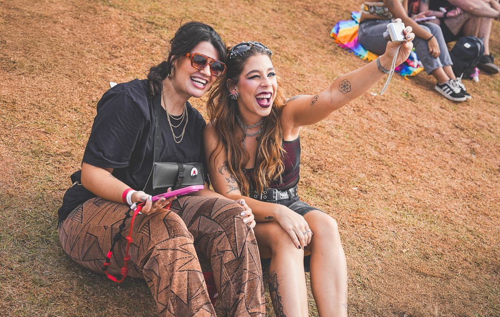 Amigas fazem selfie no Lollapalooza com câmera digital — Foto: Rafael Leal/g1