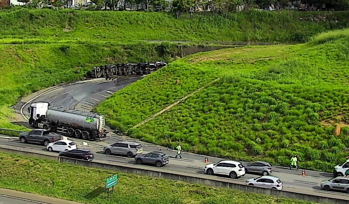 Carreta tomba e interdita alça de acesso em rodovia de Campinas