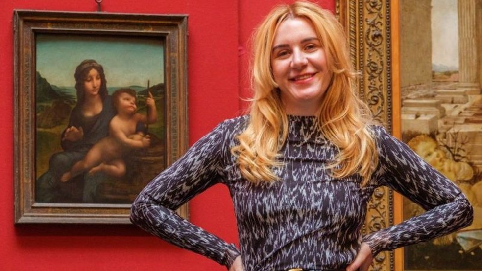 Olivia em frente a Virgem do fuso — Foto: BBC