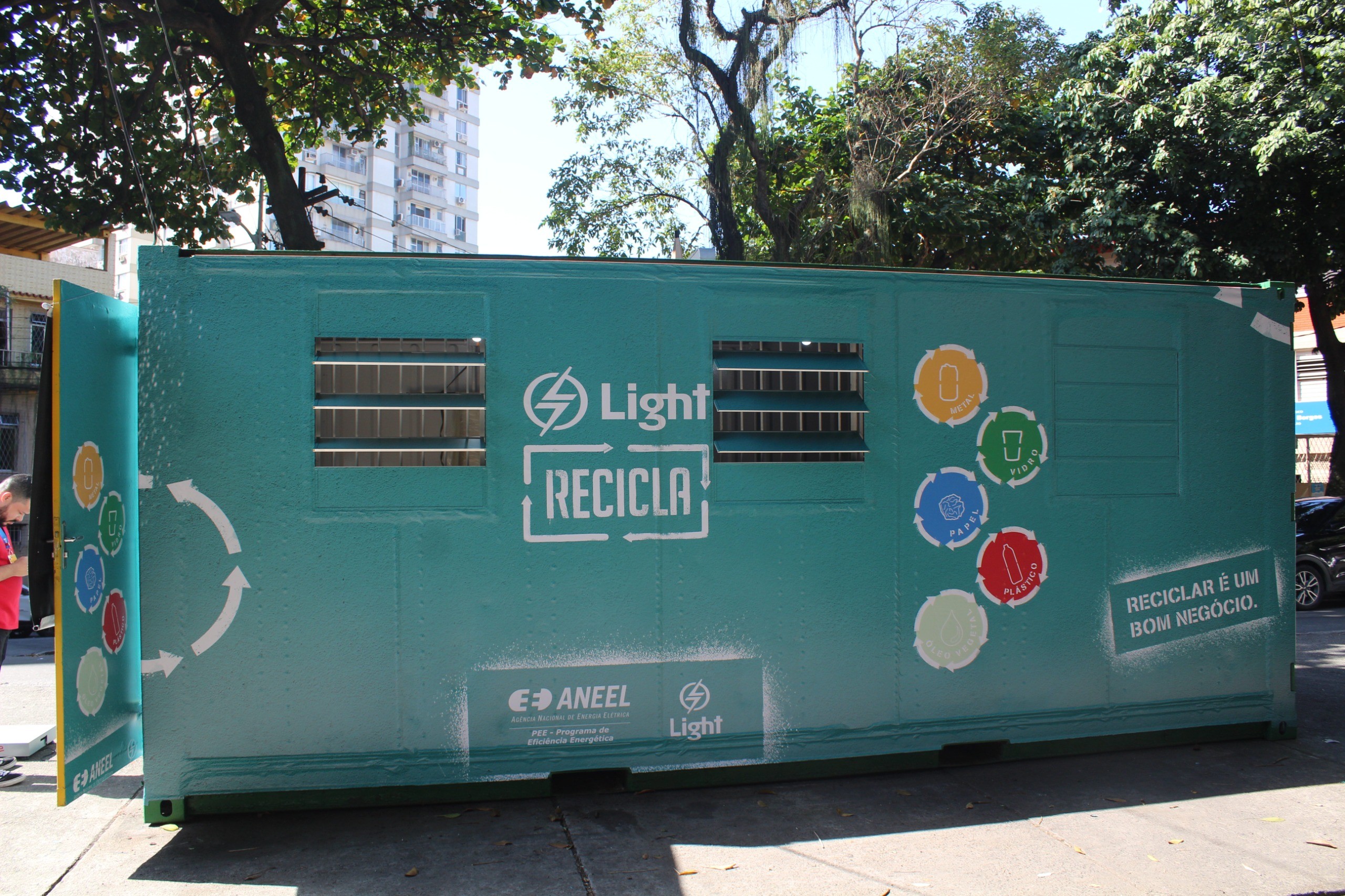 Light inaugura ponto de reciclagem na Zona Norte do Rio; resíduos podem render descontos na conta de luz