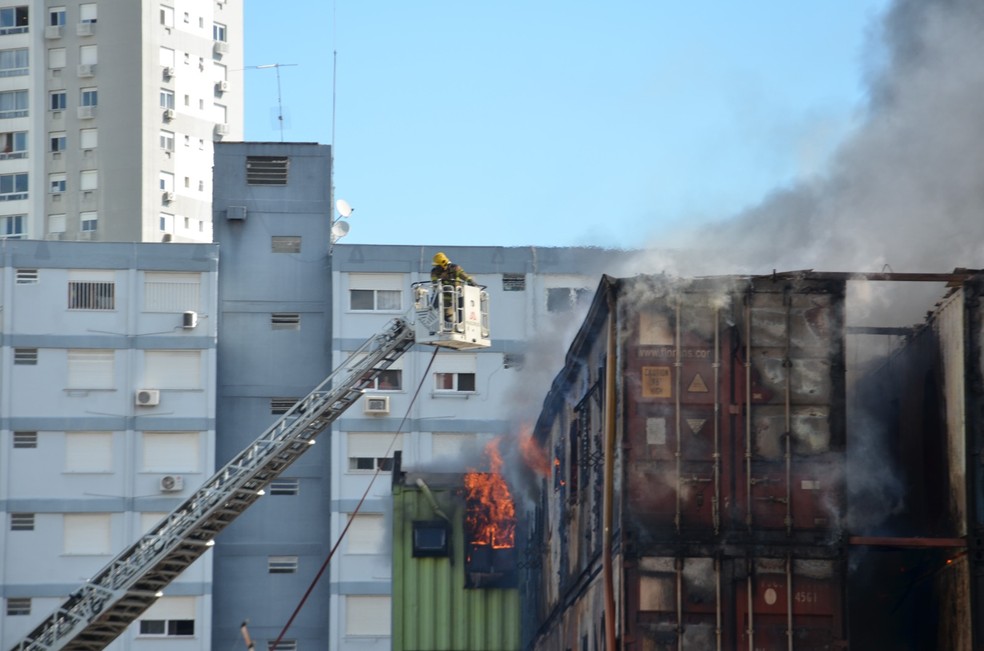 Incêndio atinge contêineres em Porto Alegre — Foto: Suzana Pires