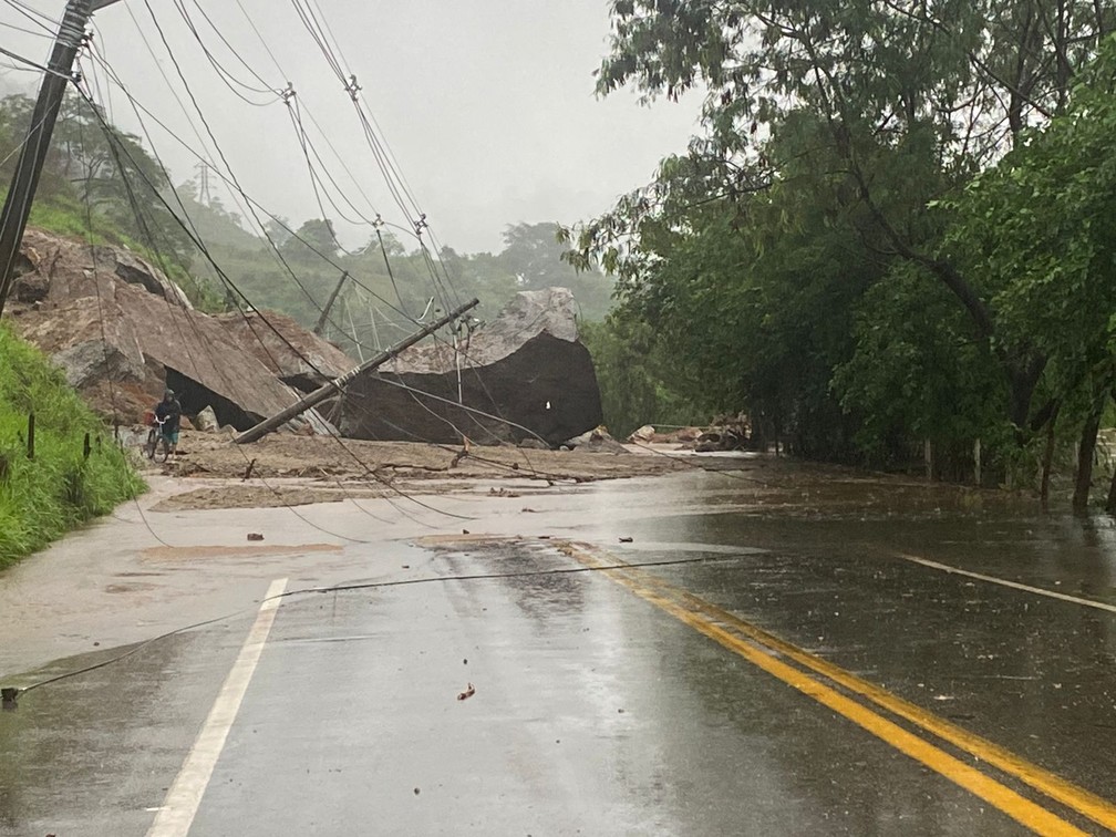 Lama e rocha caíram sobre BR-381, em Antônio Dias, na região Leste — Foto: Corpo de Bombeiros/Divulgação