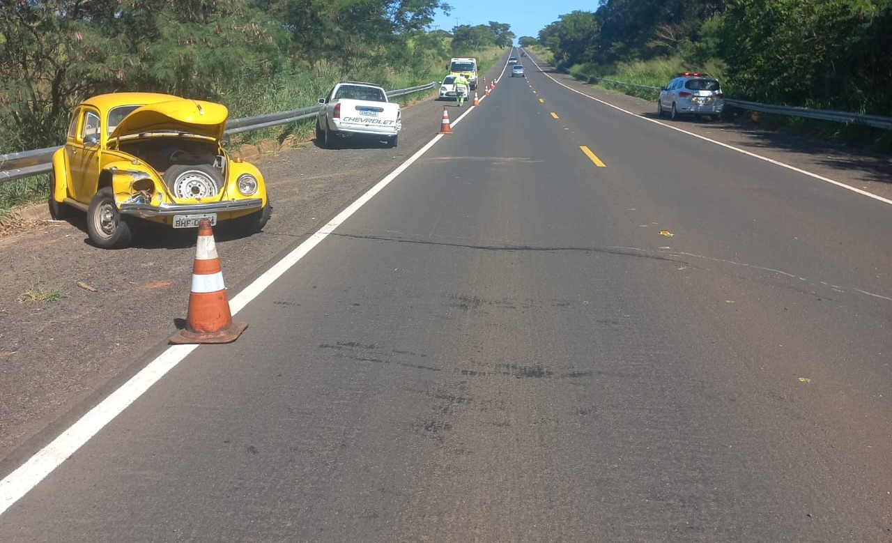 Rodovia Júlio Budiski registra colisão traseira envolvendo dois carros, em Álvares Machado