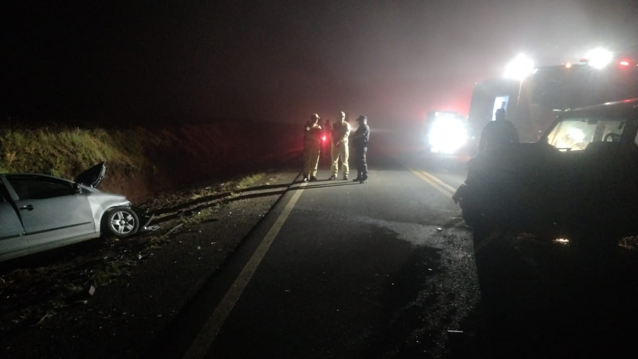 Motorista morre e passageira fica em estado grave após carros baterem de frente no Paraná