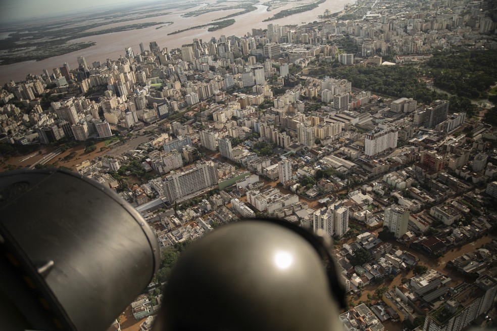 Militar sobrevoa de helicóptero área de Porto Alegre alagada no dia 8 de maio de 2024 — Foto: Carlos Fabal/AFP