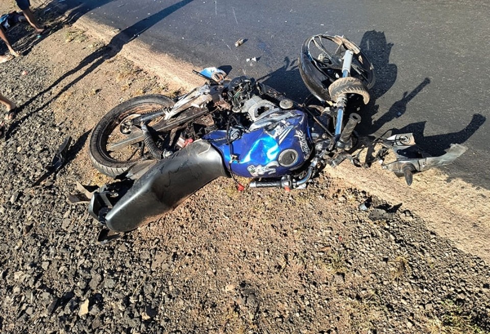 Adolescente morre após bater moto contra carreta na BR-158 em MT