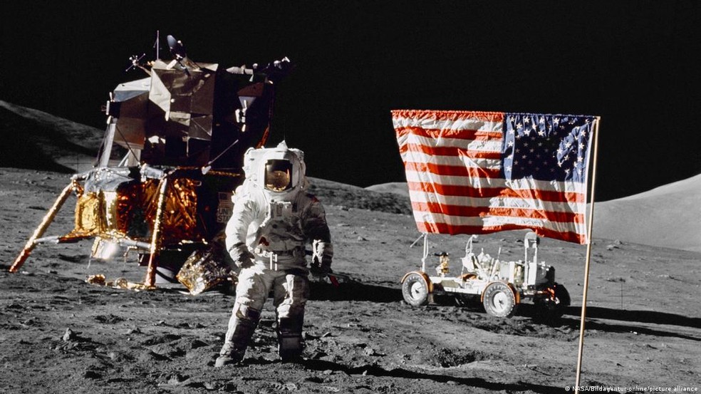 Harrison Schmitt, da Apollo 17, ao lado da bandeira dos EUA na �ltima miss�o lunar da Nasa � Foto: NASA/Bildagentur-online/picture alliance