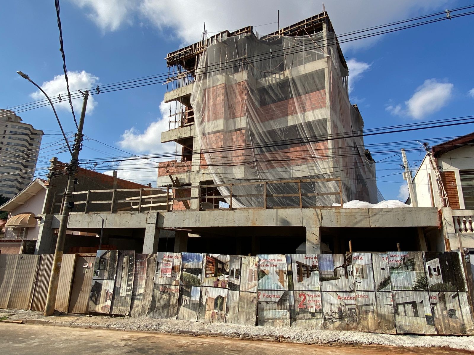 Mulher denuncia ter sido atingida por placa de madeira de obra em construção em Piracicaba 