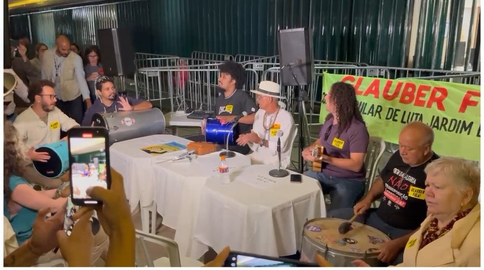 Samba em homenagem a Glauber Braga na Câmara — Foto: Nathalia Sarmento e Luiz Felipe Barbiéri/ g1