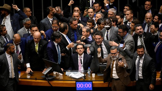 Motta inclui PECs que blinda parlamentares da Justiça e do fim do foro privilegiado na pauta da Câmara de quarta - Relator vai apresentar nova versão da proposta na manhã de quarta e pode exigir autorização para investigar e processar deputados e senadores.
