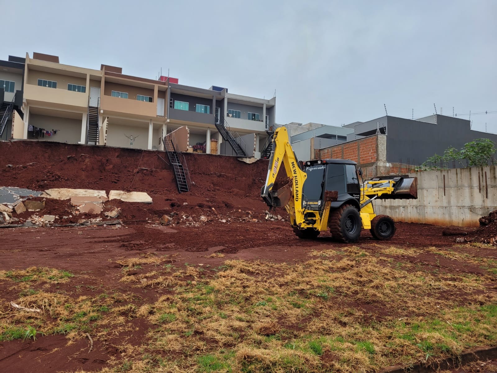 VÍDEO: Muro de casas desaba após forte chuva no Paraná