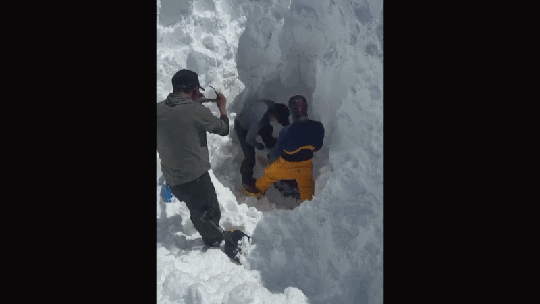 VÍDEO mostra buscas após avalanche deixar mortos no Nepal