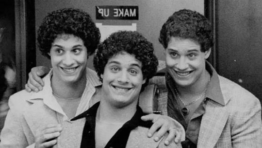 A incrível e trágica história dos trigêmeos separados por estudo secreto - Bobby estranhou que vários estudantes o chamavam de 'Eddie' no primeiro dia de aulas da faculdade; assim começa história do reencontro por acaso de trigêmeos separados após o nascimento.