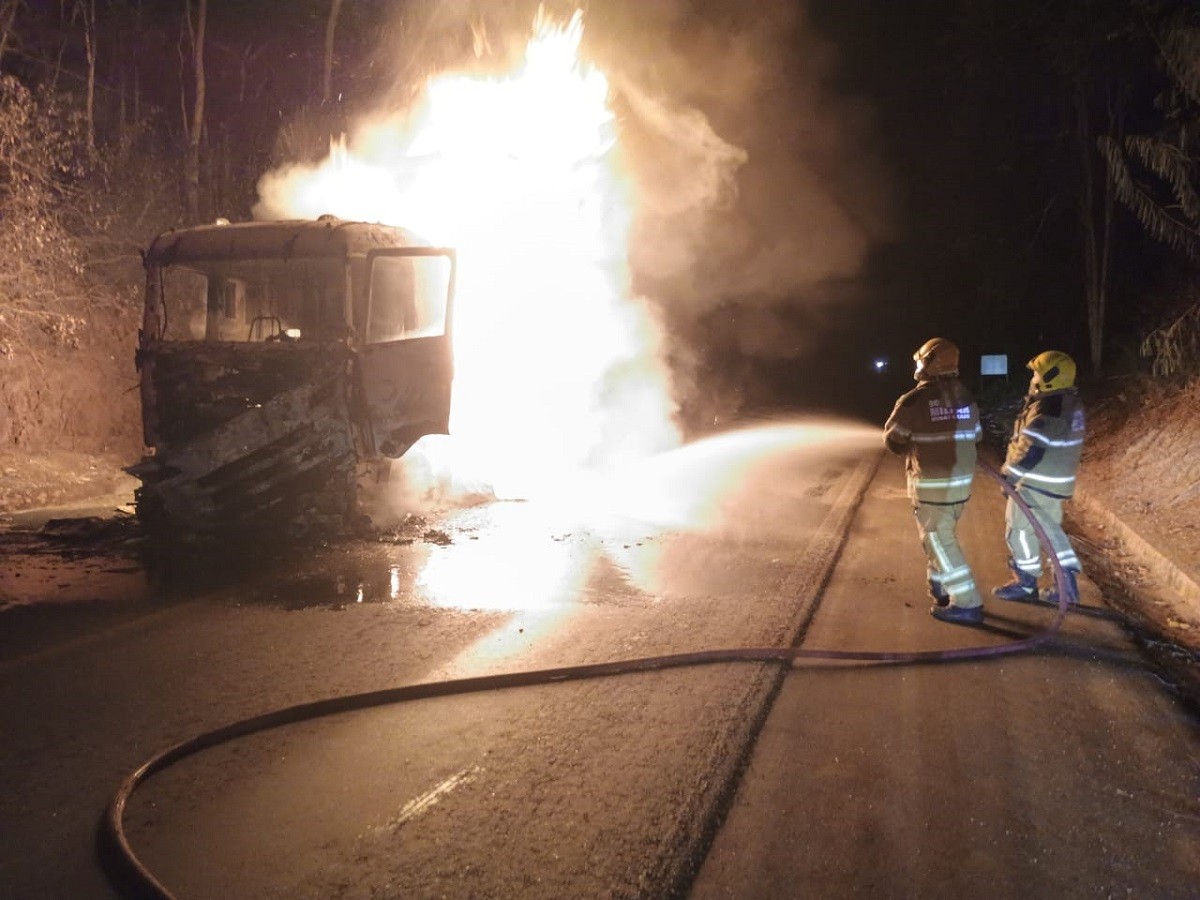 Carreta carregada com papelão prensado pega fogo e fica destruída na MG-353
