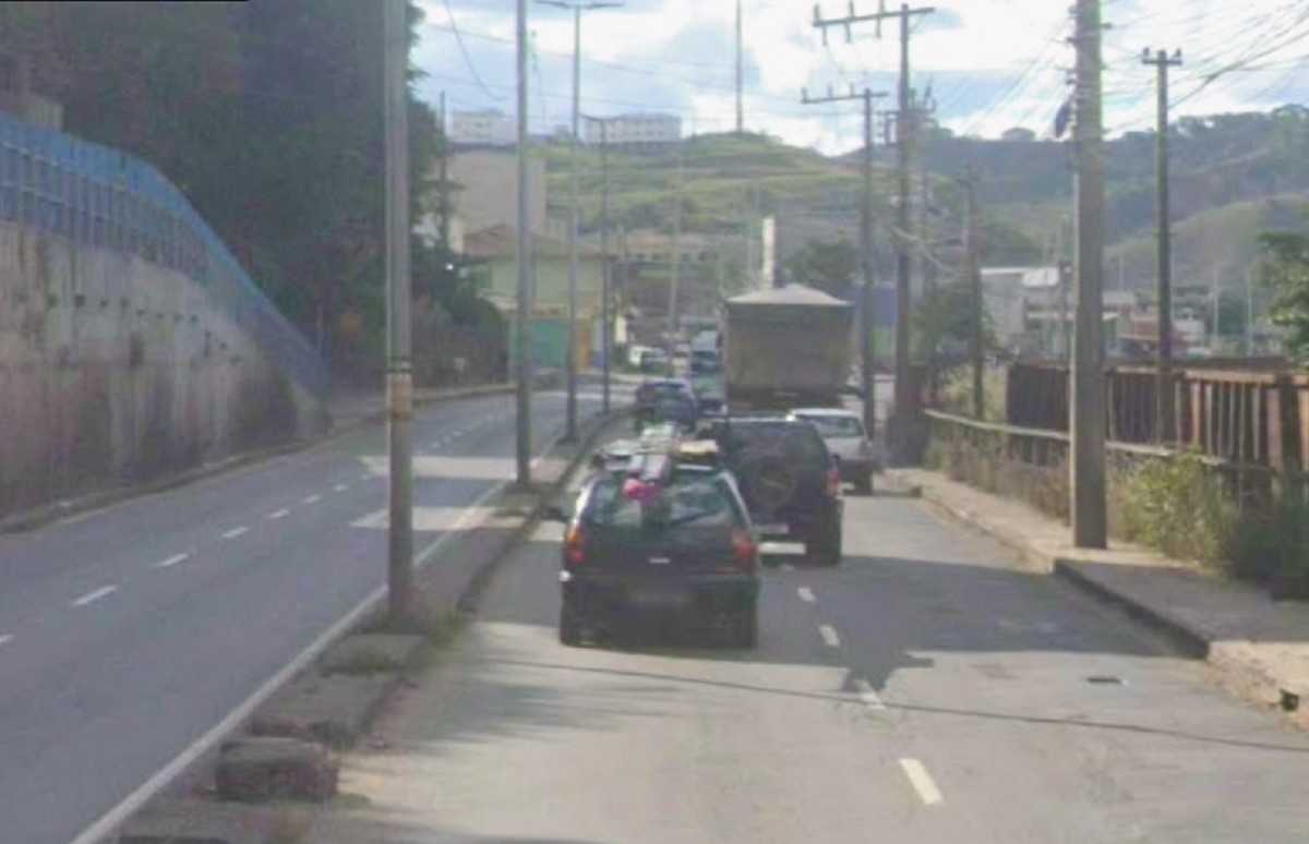 Passageira de moto morre em acidente e condutor foge sem prestar socorro em Juiz de Fora