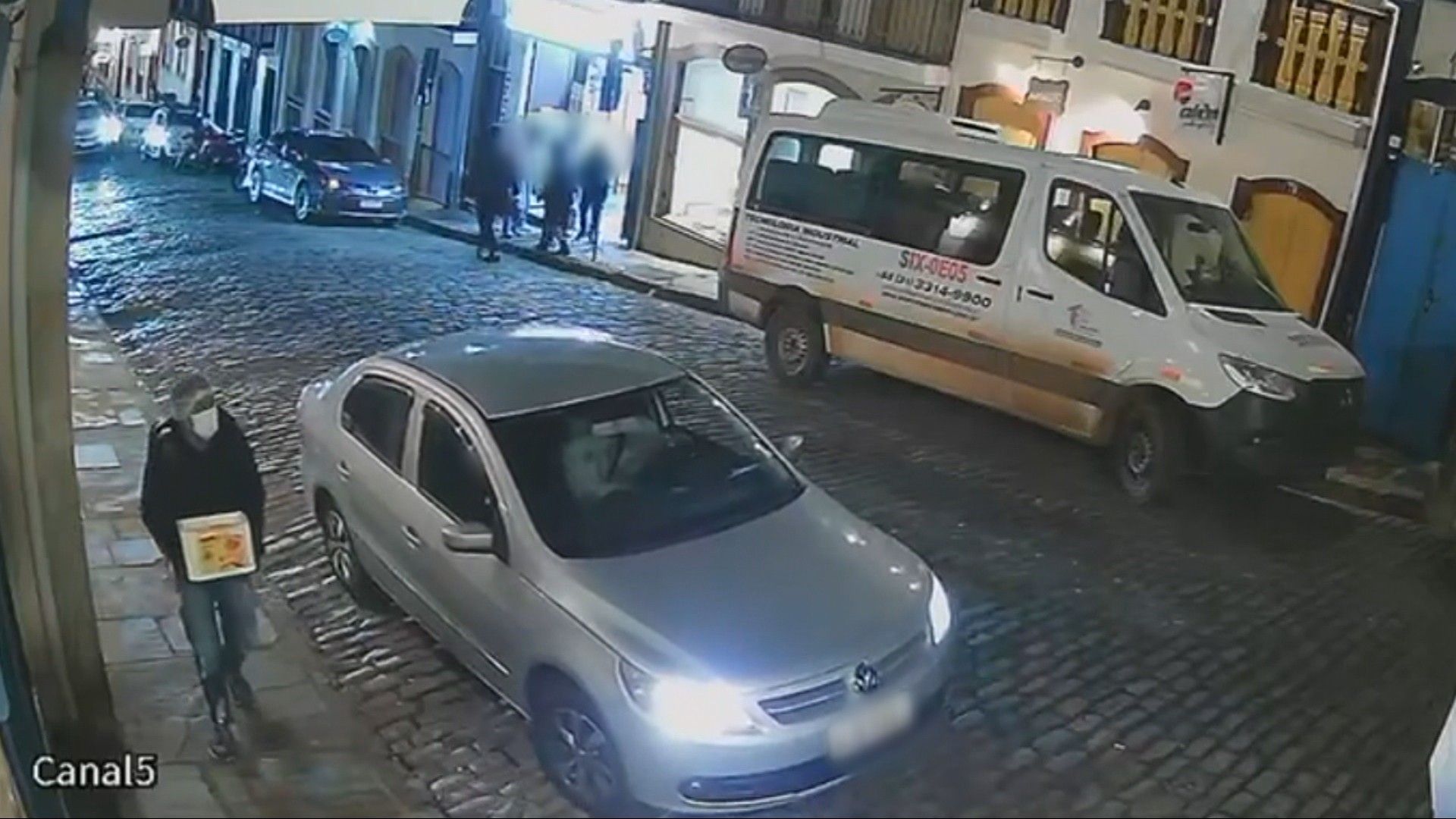 Ladrões que fingiam vender bombons roubam joalheria e fogem com joias em isopor com chocolates; VÍDEO