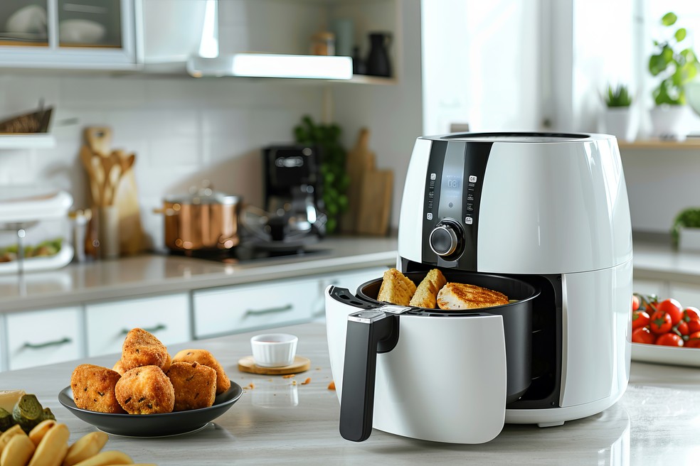 Imagem criada por inteligência artificial mostrando uma airfryer com comida dentro — Foto: Freepik