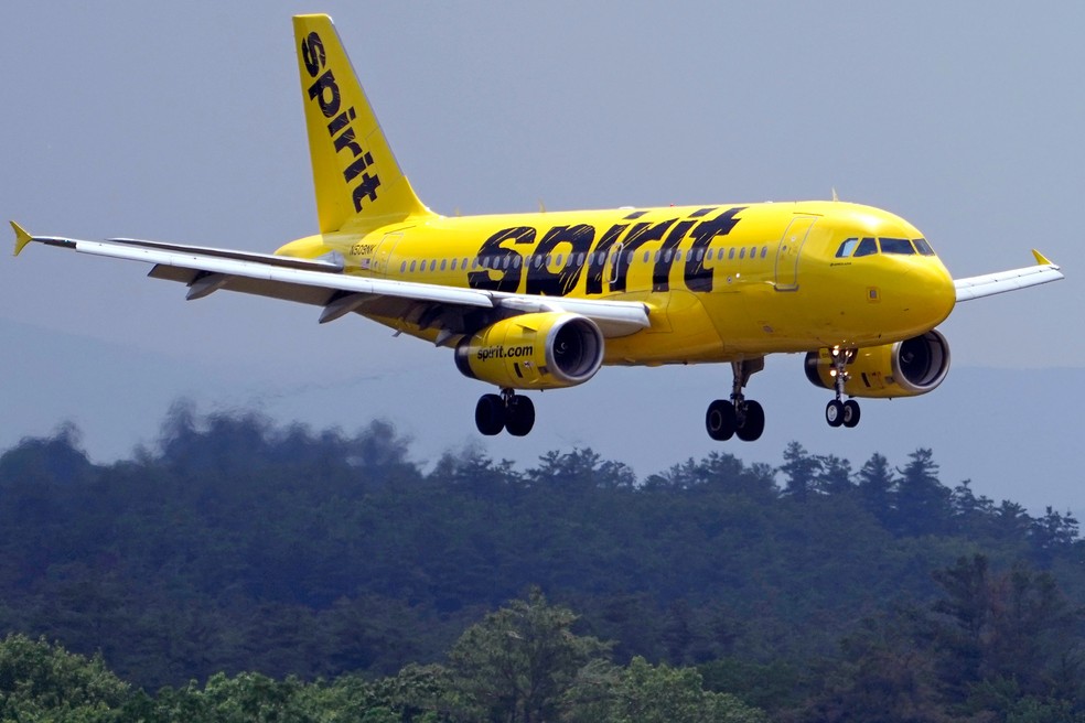 Um Airbus A319 da Spirit Airlines se aproxima do Aeroporto Regional de Manchester Boston para pouso, em 2 de junho de 2023 — Foto: Charles Krupa / AP