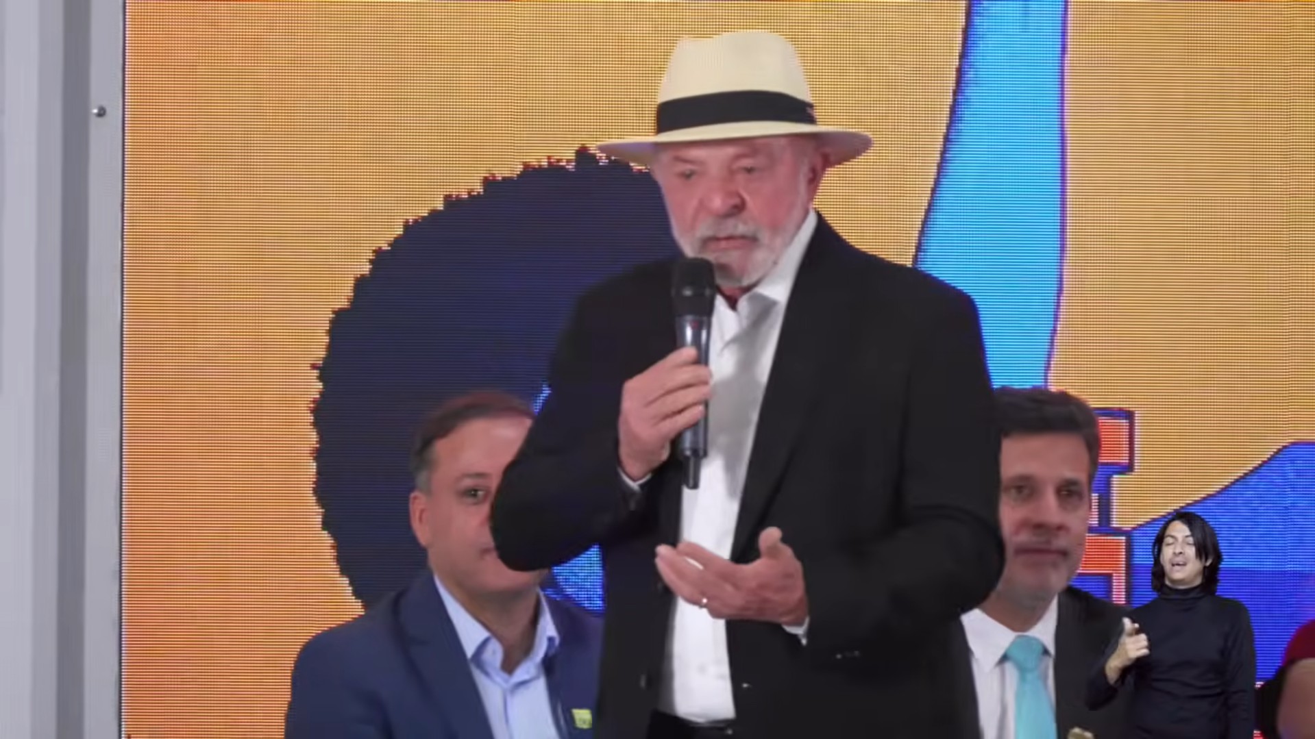 Lula diz que não é 'louco' de brigar com EUA e China: 'não tenho os aviões, tanques, bombas que eles têm'