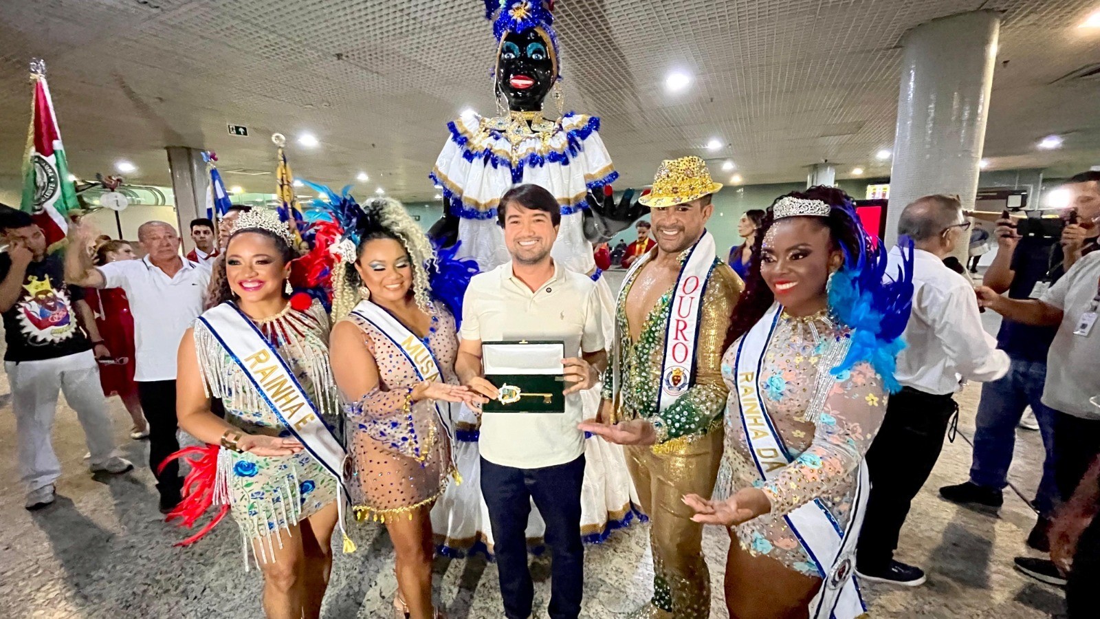 Chegada da boneca Kamélia marca abertura oficial do Carnaval 2026 em Manaus