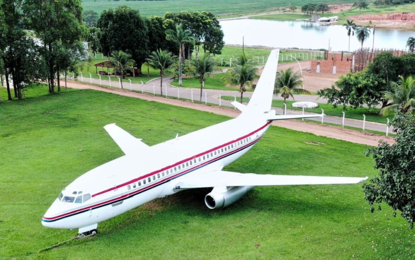 Avião estacionado em fazenda vira atração turística em cidade goiana 