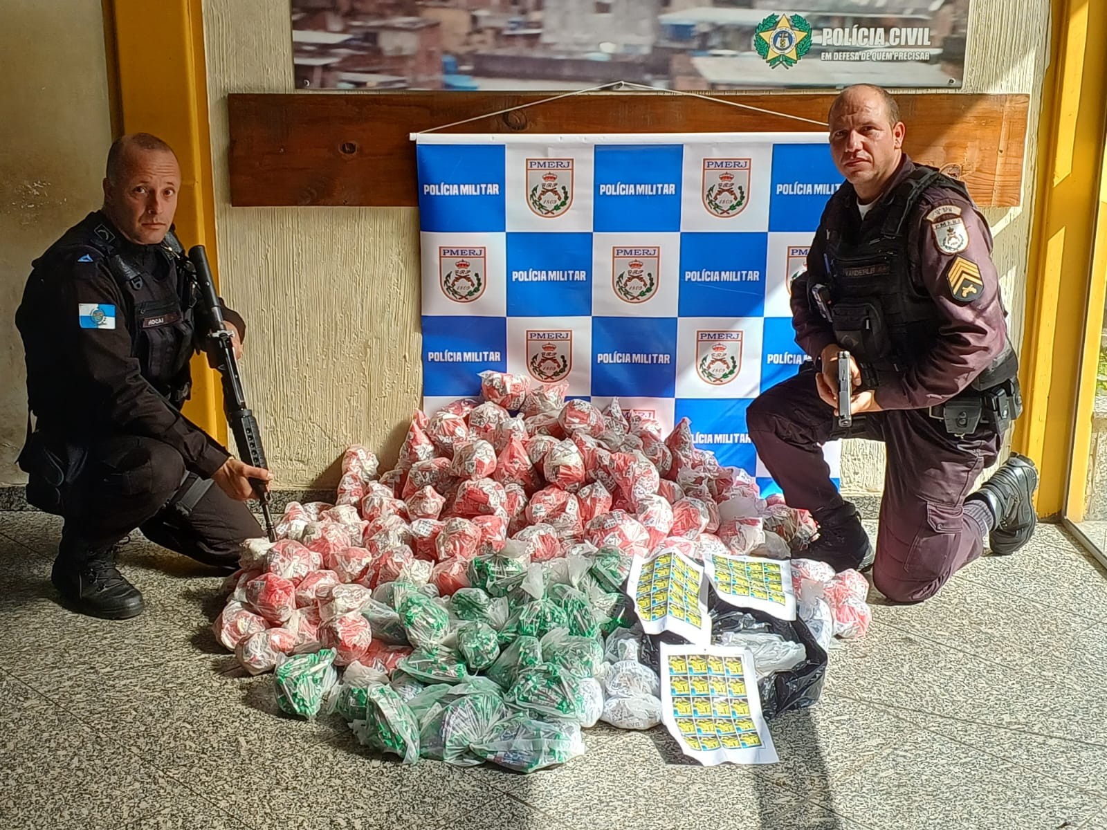Grande quantidade de drogas é apreendida em casa abandonada, em Barra do Piraí