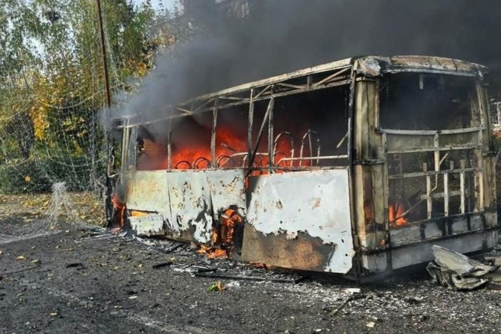 Carcaça de ônibus em chamas após ataque russo em Kramatorsk, no leste da Ucrânia, em 8 de outubro de 2026. — Foto: Divulgação/Vadym Filashkin