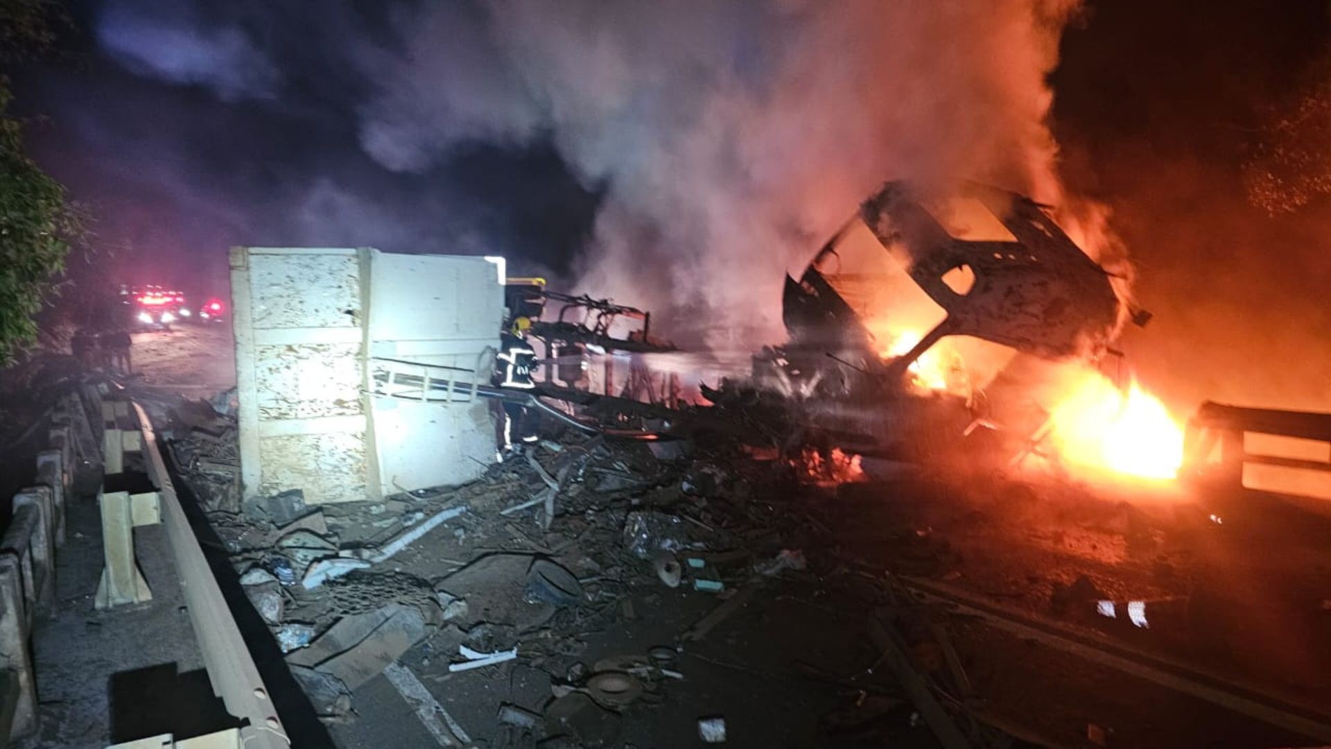 Carretas carregadas com sucata batem após desengate de reboque e incêndio interdita BR-352 em MG