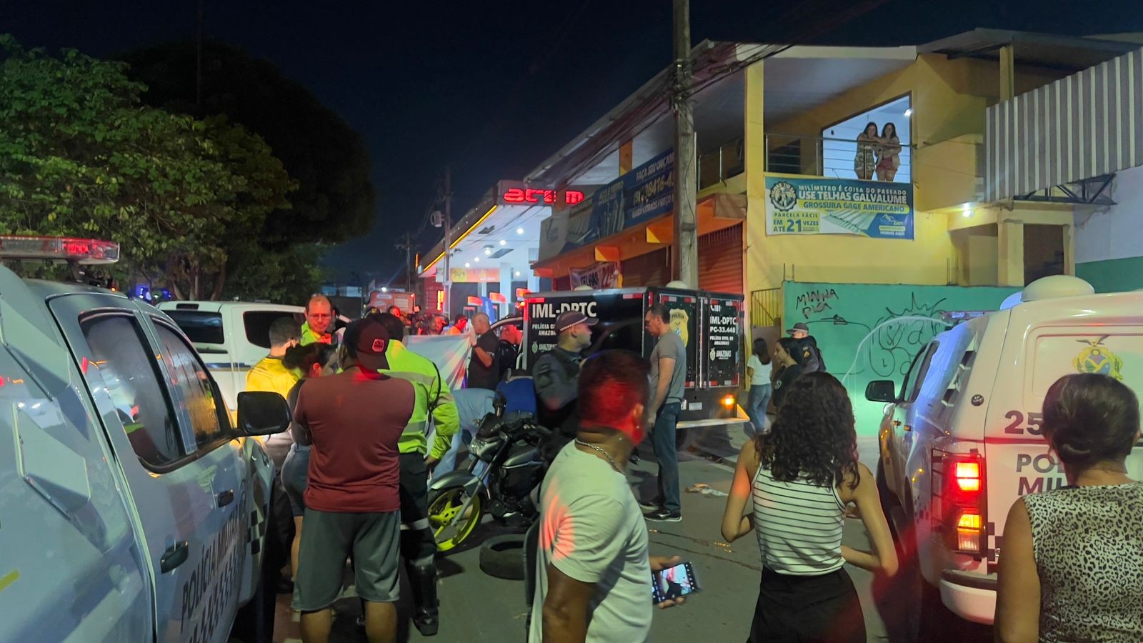 Jovem morre após cair de moto com pai que tentou desviar de entulho em avenida de Manaus