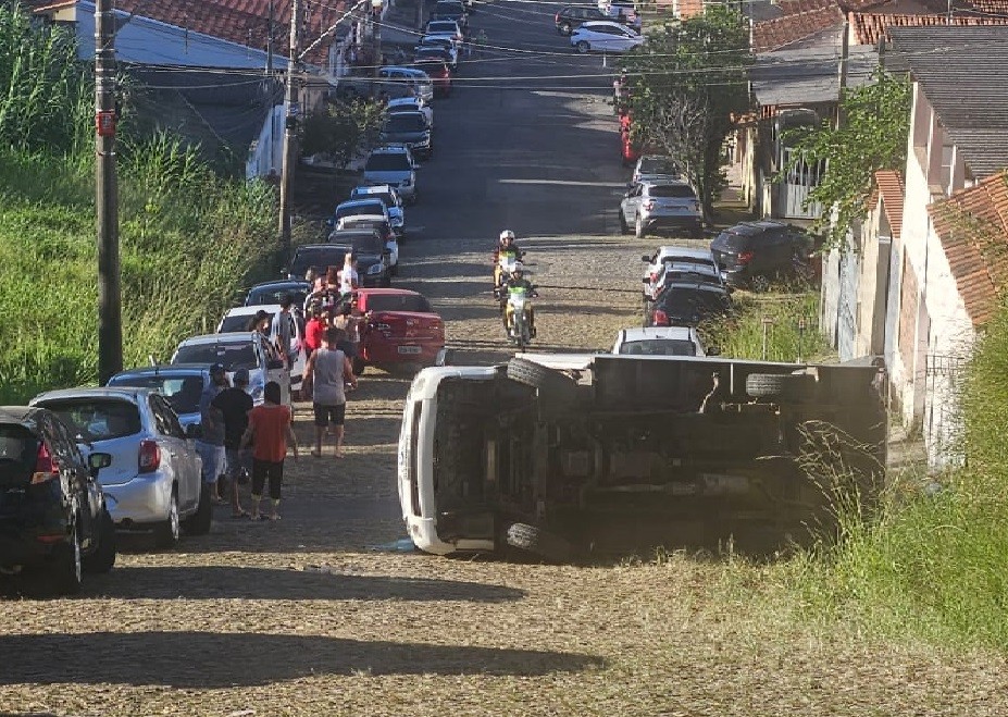 Caminhão colide com dois carros e capota em Mogi das Cruzes