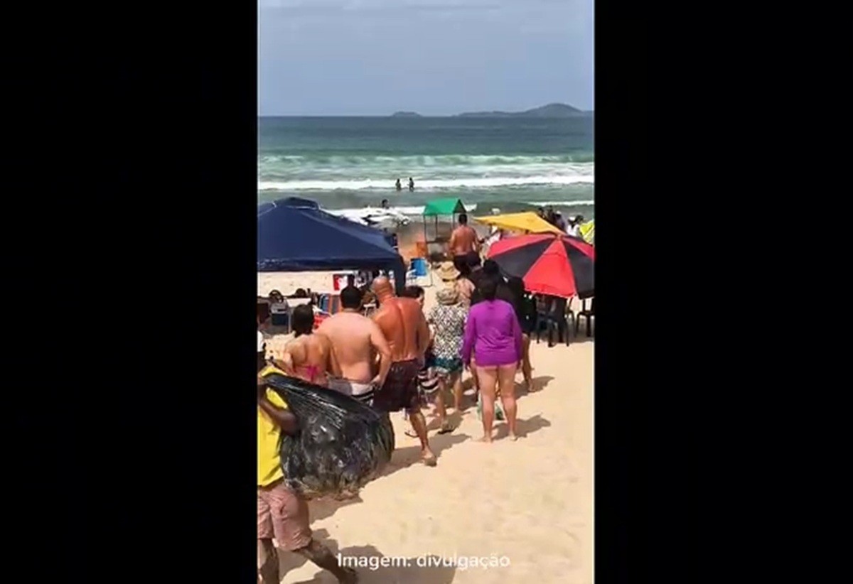 Carrinho de milho pega fogo e assusta banhistas na Praia do Peró, em Cabo Frio