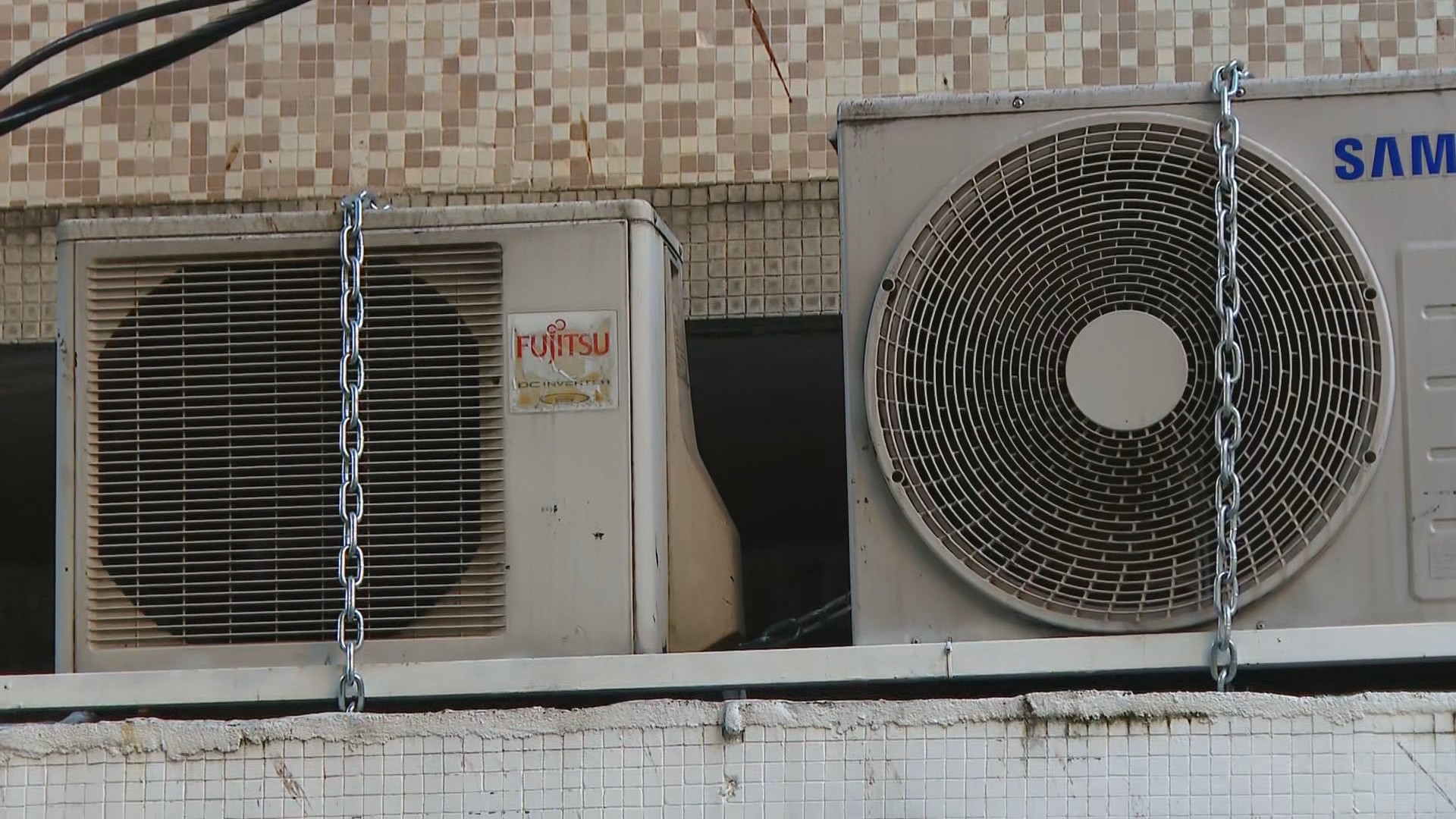 Comerciantes da Tijuca prendem aparelhos de ar condicionado com correntes após onda de furtos no bairro
