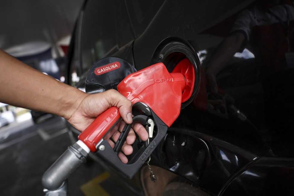 Carros que não são flex podem sofrer com aumento da mistura de etanol na gasolina — Foto: Marcelo Camargo/Agência Brasil