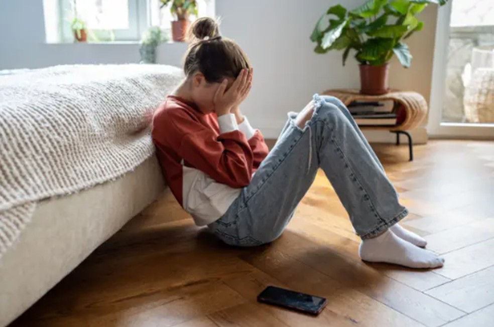O burnout pode levar as pessoas a acreditarem que não encontram um parceiro na internet porque há algo de errado com elas. — Foto: Getty Images via BBC