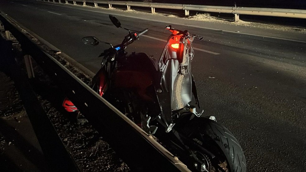 Motocicleta bateu em guard rail e vítima morreu no local, segundo bombeiros — Foto: Divulgação/Corpo de Bombeiros