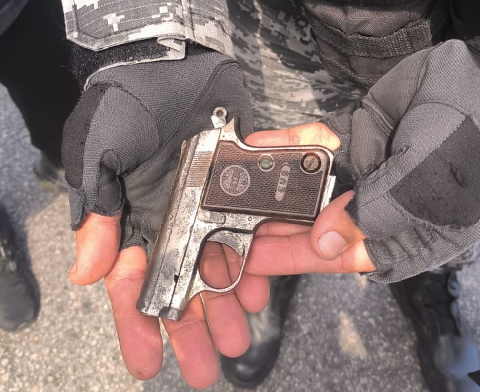 Pistola apreendida com torcedores do Peñarol no Rio — Foto: Reprodução