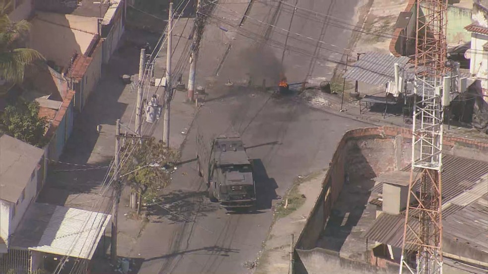 Carro blindado da polícia não consegue acessar uma das vias por conta das barricadas — Foto: Amadeu Queiroz/TV Globo
