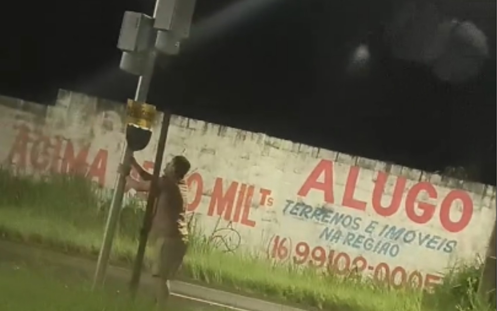 Homem tenta derrubar primeiro radar fixo de Ribeirão Preto, SP, e é flagrado em vídeo