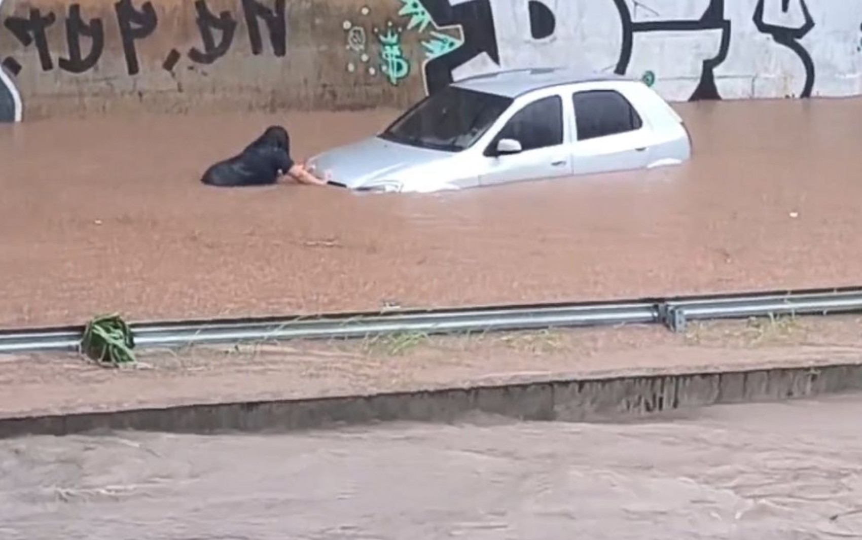 VÍDEO: Mulher tenta salvar carro ilhado em alagamento após chuva em Goiânia 