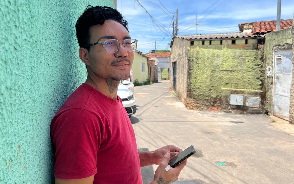 Jovem morador da comunidade do Quebra-Caixote — Foto: Addan Vieira/g1 Goiás