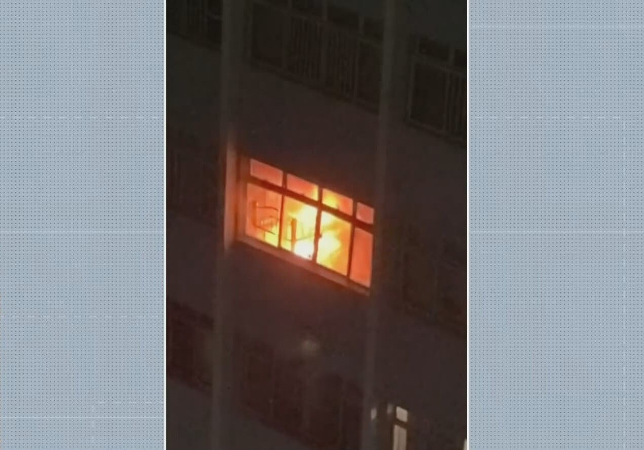 Incêndio atinge prédio em Boa Viagem e duas mulheres são atendidas pelos bombeiros na calçada; VÍDEO