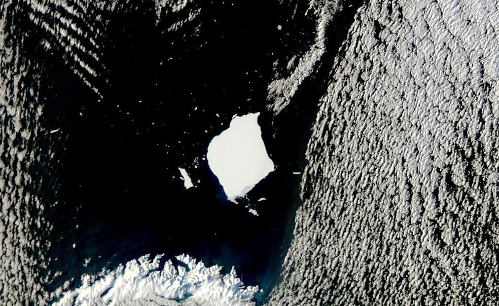 Imagem de satélite de 19 de agosto mostra o a23a se desprendendo acima das Ilhas Geórgia do Sul e Sandwich do Sul. — Foto: Nasa