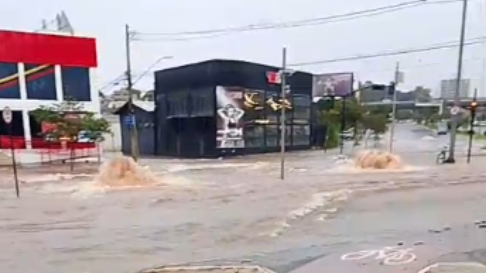VÍDEO: Chuva causa pontos de alagamento e água invade escola em Uberlândia