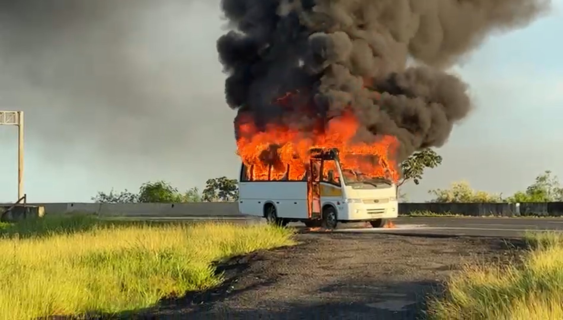 Micro-ônibus que levava 17 atletas de karatê para competição no Ibirapuera pega fogo na Bandeirantes