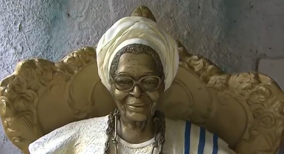 Réplica da escultura de Mãe Stella de Oxóssi, revitalizada pelos filhos de Tatti Moreno — Foto: Reprodução/TV Bahia