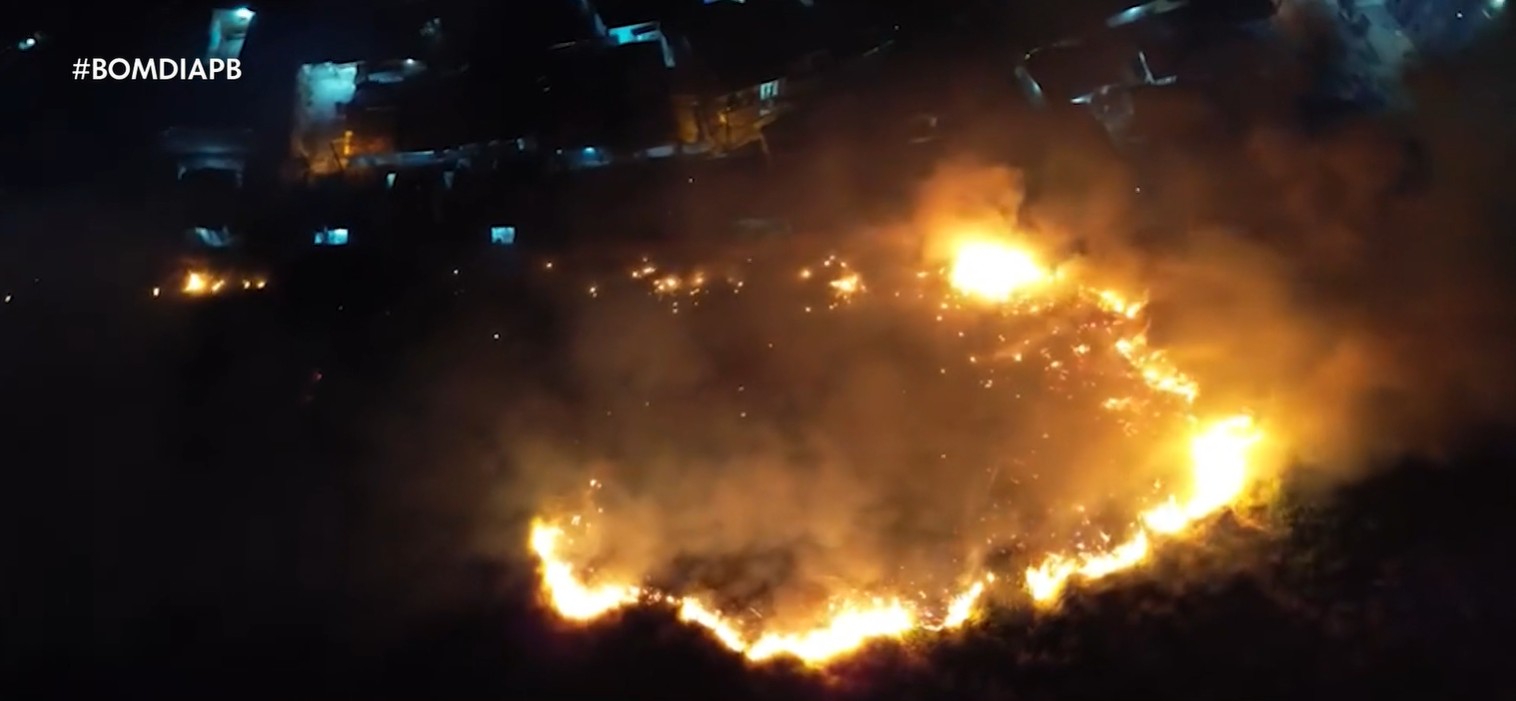 Incêndio atinge terreno em área próxima a residências em João Pessoa