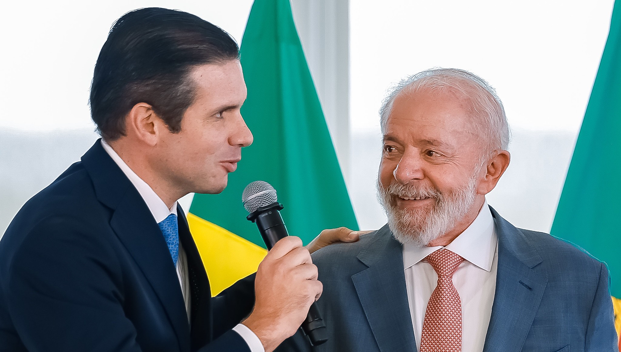 Pressionado por IOF, Lula prega diálogo com o Congresso e elogia Motta em evento do PSB