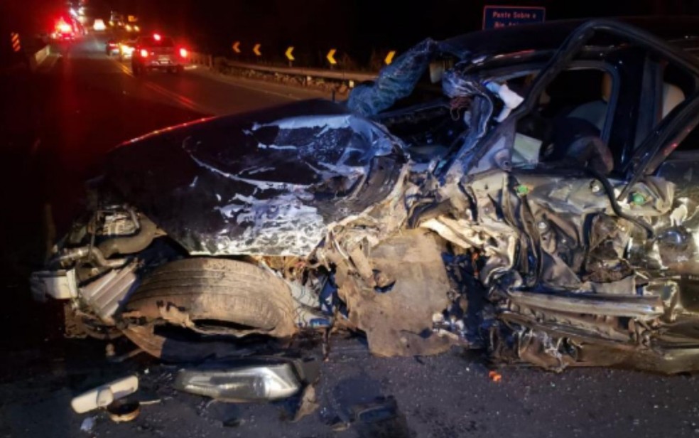 Carro do médico Thiago Rosa, de 39 anos, que morreu em um acidente na GO-060, entre Santa Bárbara de Goiás e Claudinápolis, Goiás — Foto: Reprodução/PM