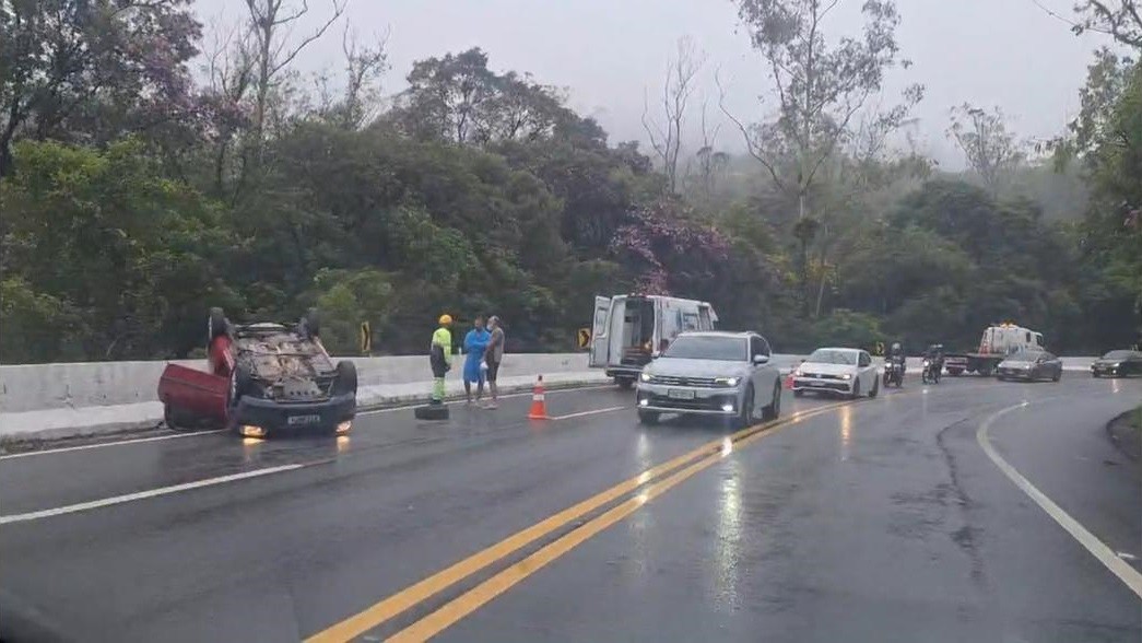 Carro capota na Mogi-Bertioga, no sentido litoral