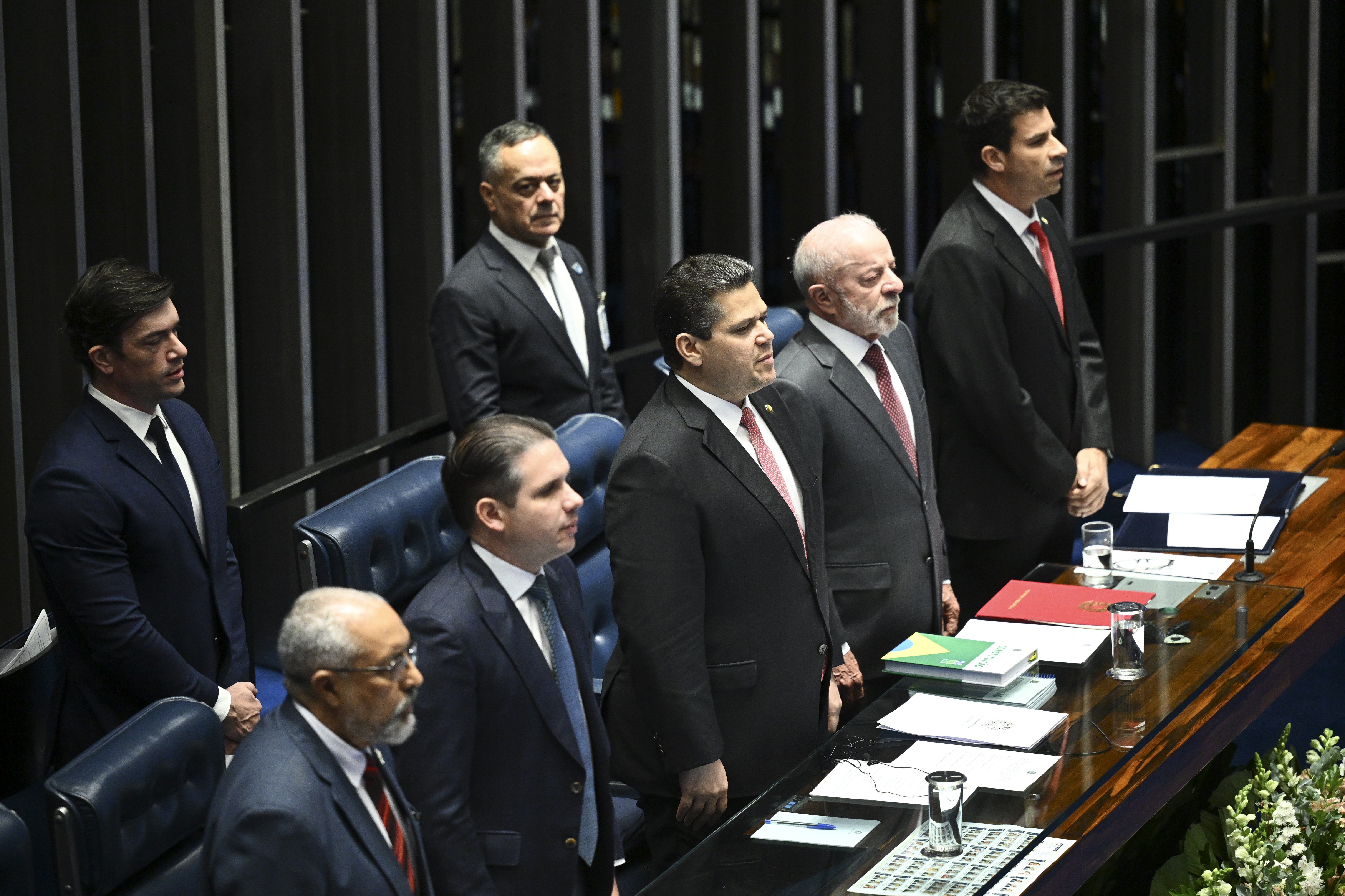 Apesar de votos a favor, apenas um senador da oposição comparece à promulgação da PEC que acaba com a escala 6x1
